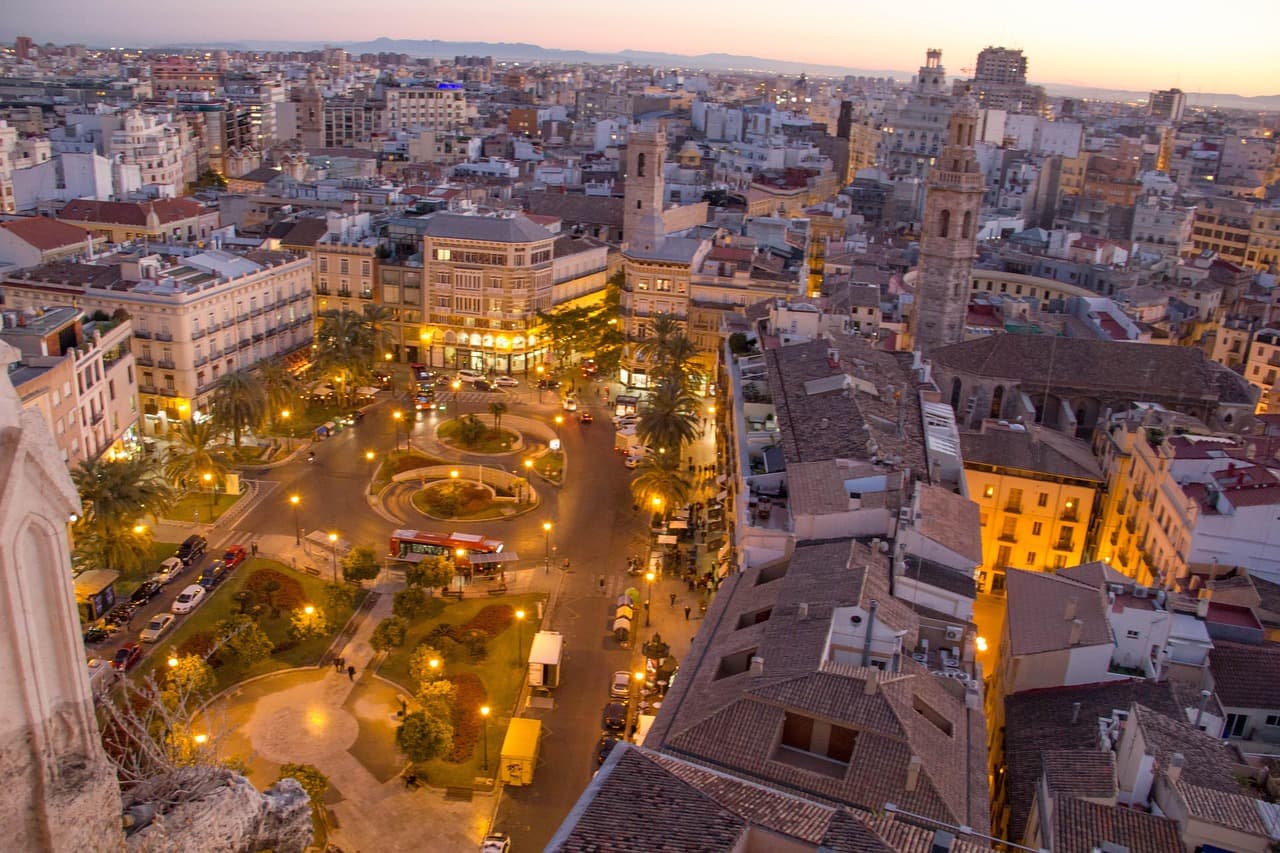 Paisaje urbano de Valencia con edificios y cielo azul, en el chat de Benifaió