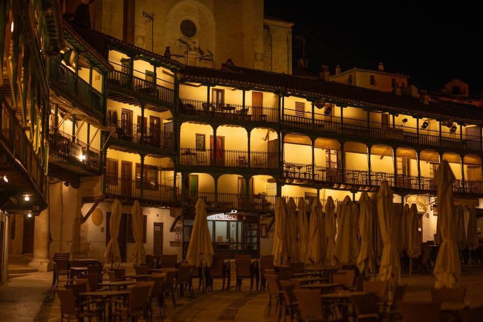 Plaza mayor con farolas y edificios bajo cielo nocturno, en la sala de chat de Etxebarri