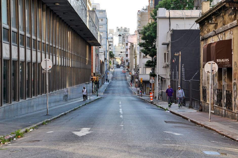 Calle tranquila de Montevideo, en la sala de chat de Uruguay