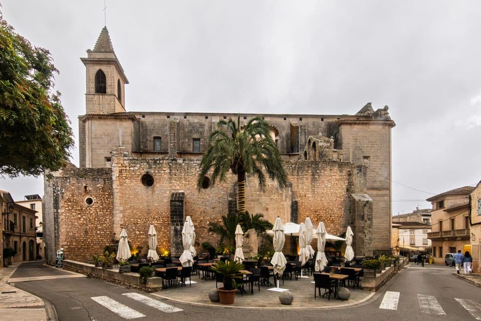 Iglesia histórica y cafetería en Santanyi, España, en el chat de Sant Andreu de Llavaneres