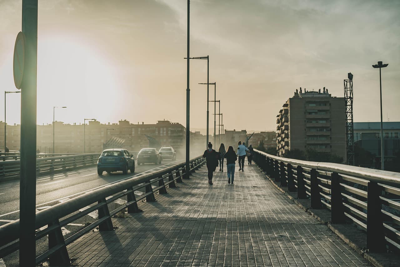 Puente y camino peatonal junto a una calle de la ciudad, en el chat de Sant Andreu de Llavaneres