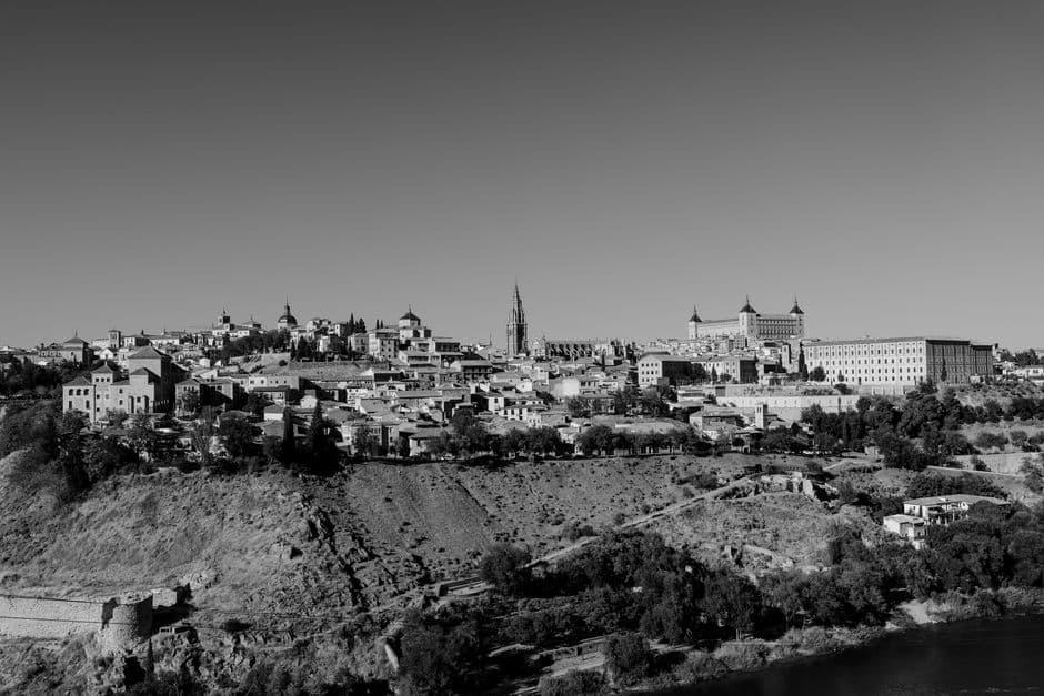 Horizonte de una ciudad histórica en blanco y negro, en el chat de Arrigorriaga