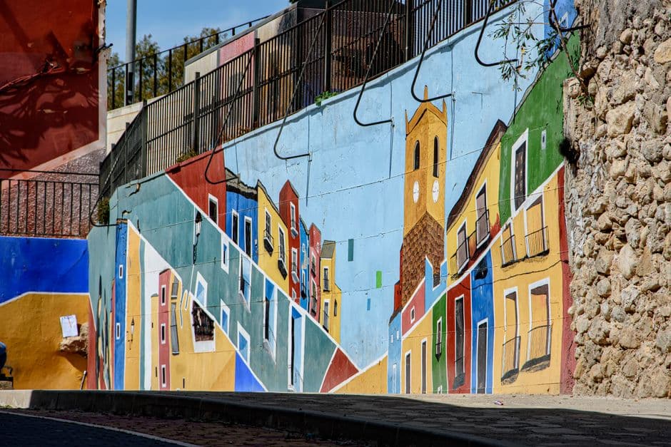 Arte callejero colorido con grafitis y murales, en la sala de chat de Vilamarxant