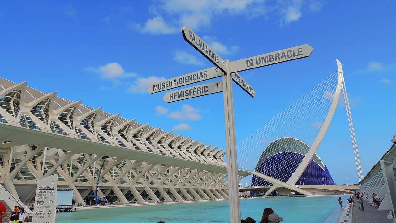 Paisaje urbano de Valencia con edificios históricos y cielo azul, en el chat de Alberic
