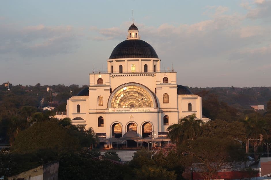 Basilica de Nuestra Señora en Caacupé con luces doradas al atardecer, en el chat de Paraguay
