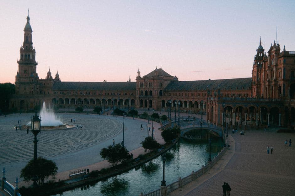 Vista del atardecer sobre la Plaza de España de Sevilla, en el chat de Sedaví