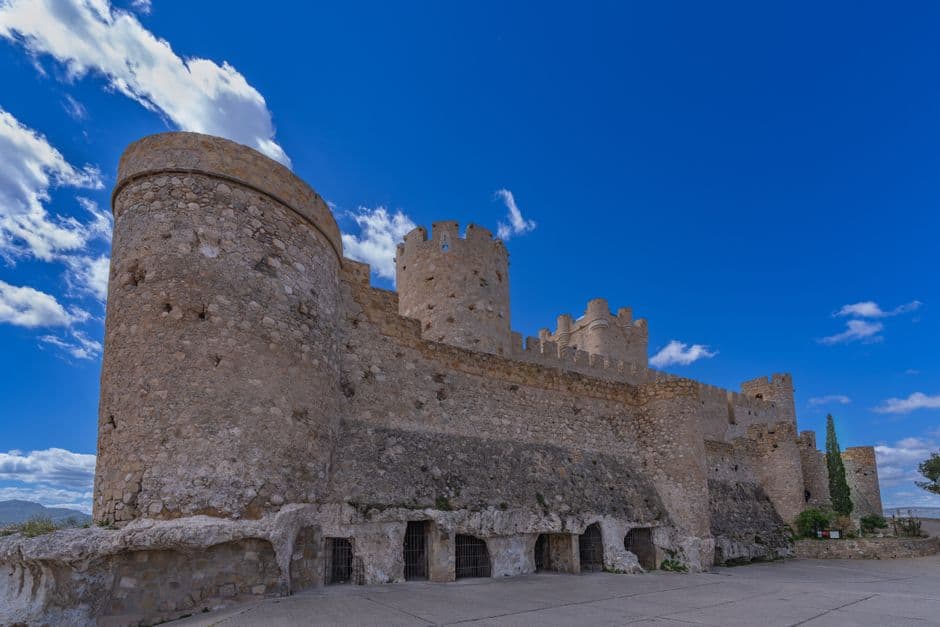 Castillo de Villena bajo un cielo azul claro, en la sala de chat de Alcàsser