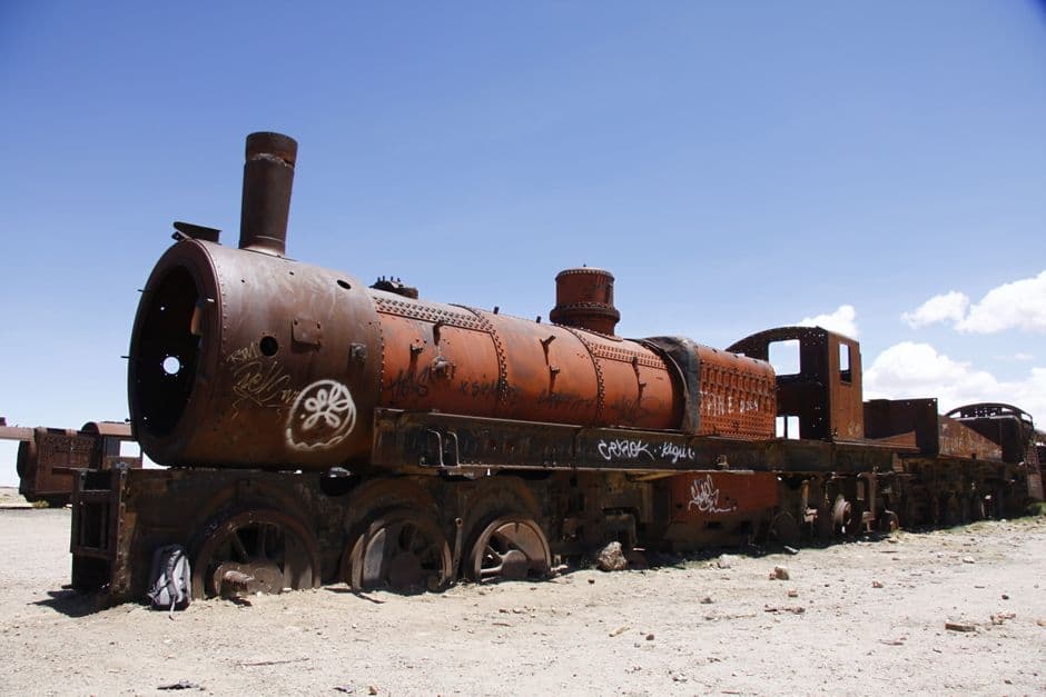 Tren oxidado abandonado en un desierto, en la sala de chat de Bolivia