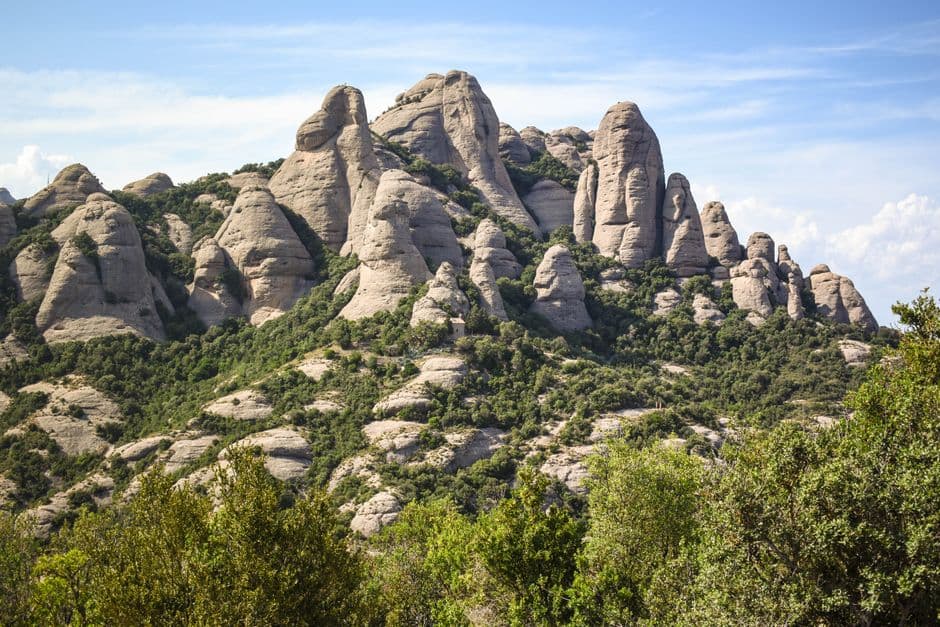 Picos rocosos de Montserrat bajo cielo azul, en la sala de chat de Montserrat
