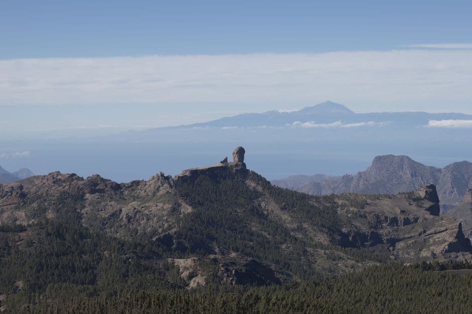 Vista panorámica del Roque Nublo y el Teide, en el chat de Valsequillo de Gran Canaria