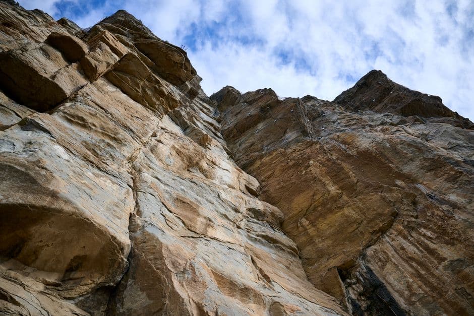 Pared de roca alta en un paraje natural, en el chat de Bigues i Riells del Fai