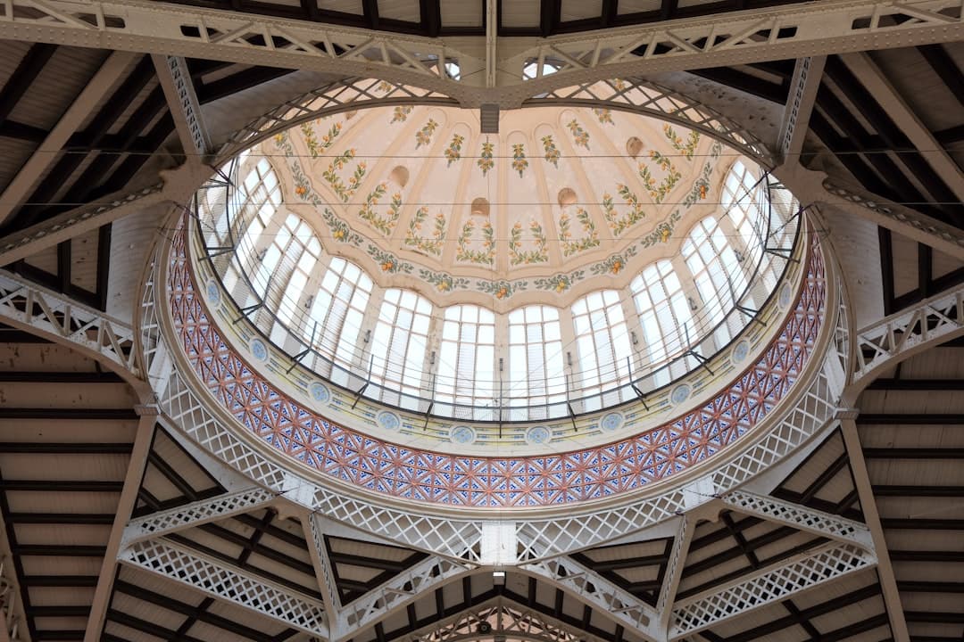 Techumbre de cúpula ornamentada con detalles intrincados, en el chat de Cervelló