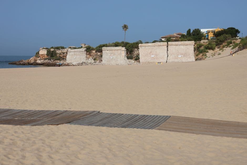 Playa de arena con restos antiguos, en el chat de El Puig de Santa Maria