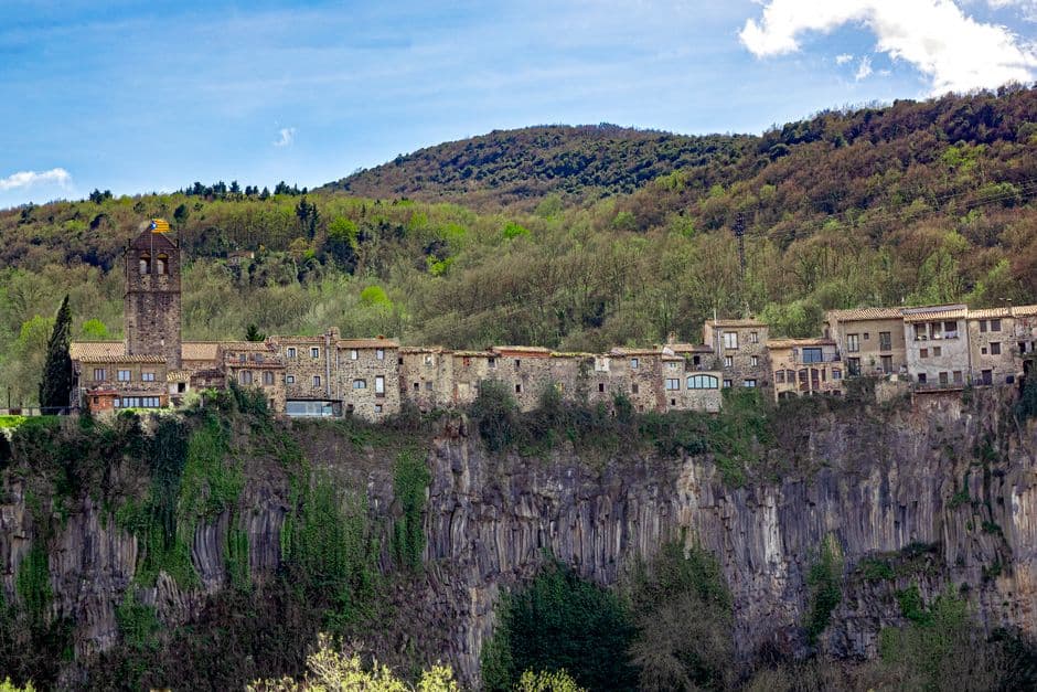 Pueblo sobre rocas con casas blancas, en la sala de chat de Sant Fruitós de Bages