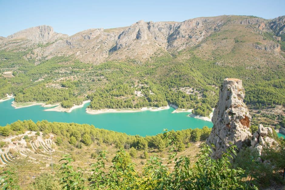 Río serpenteante entre montañas cubiertas de árboles verdes, en el chat de Almussafes