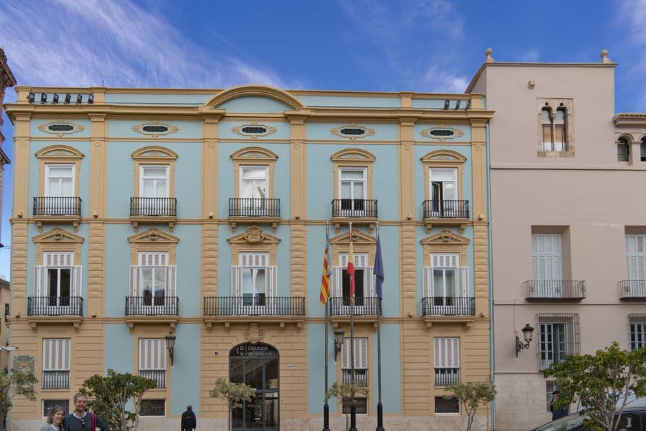 Fachada elegante de edificio con balcones en Valencia, España, en la sala de chat de L'Olleria