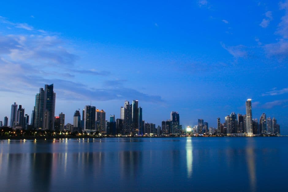 Edificios altos bajo cielo azul en la sala de chat de Panamá