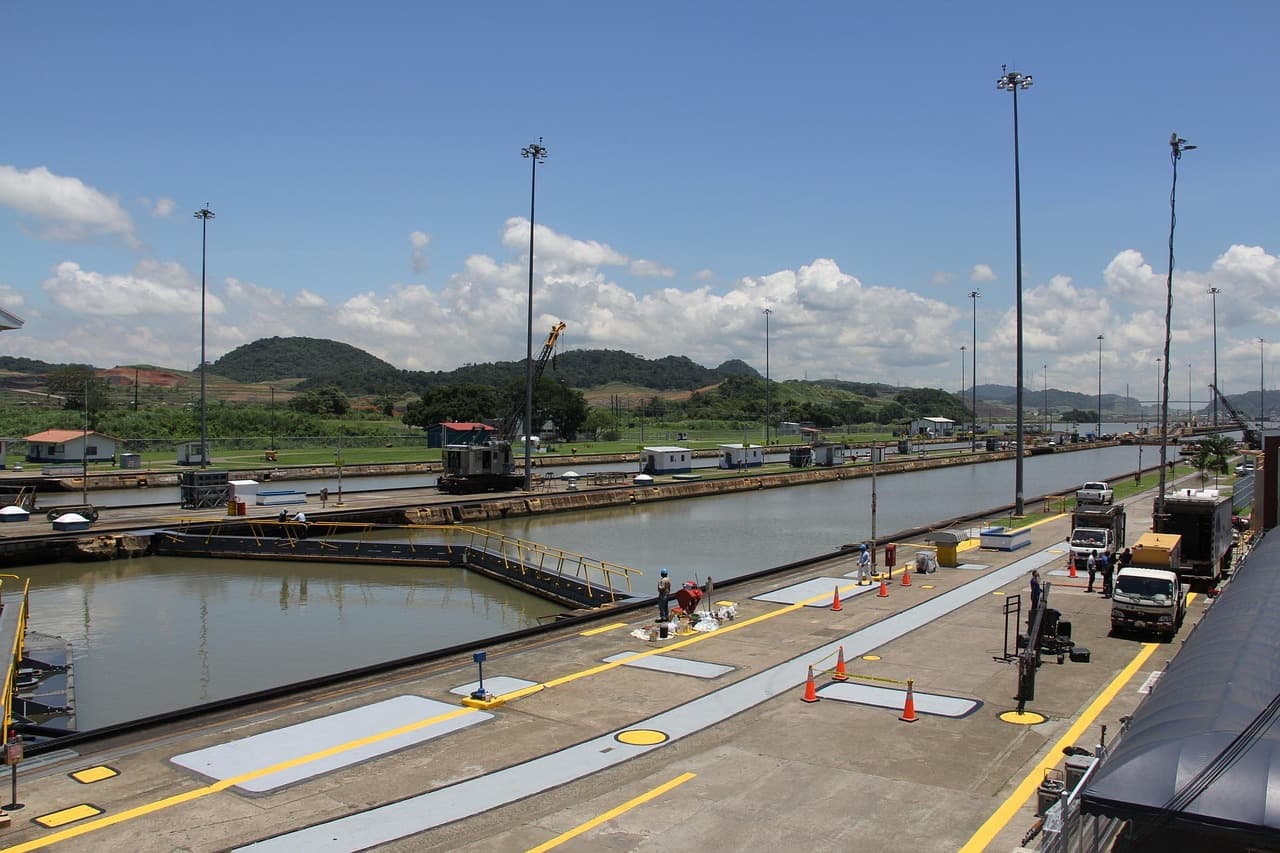 Vista del Canal de Panamá con barcos navegando por el canal, en el chat de Panamá