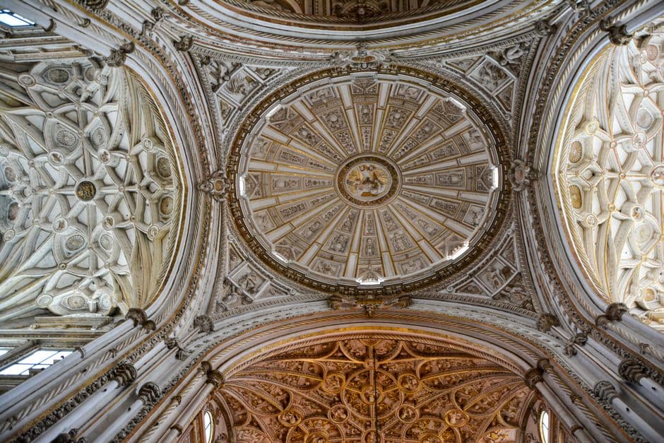 Techo ornamentado con arcos y mosaicos de la Mezquita-Catedral de Córdoba, en el chat de Artà