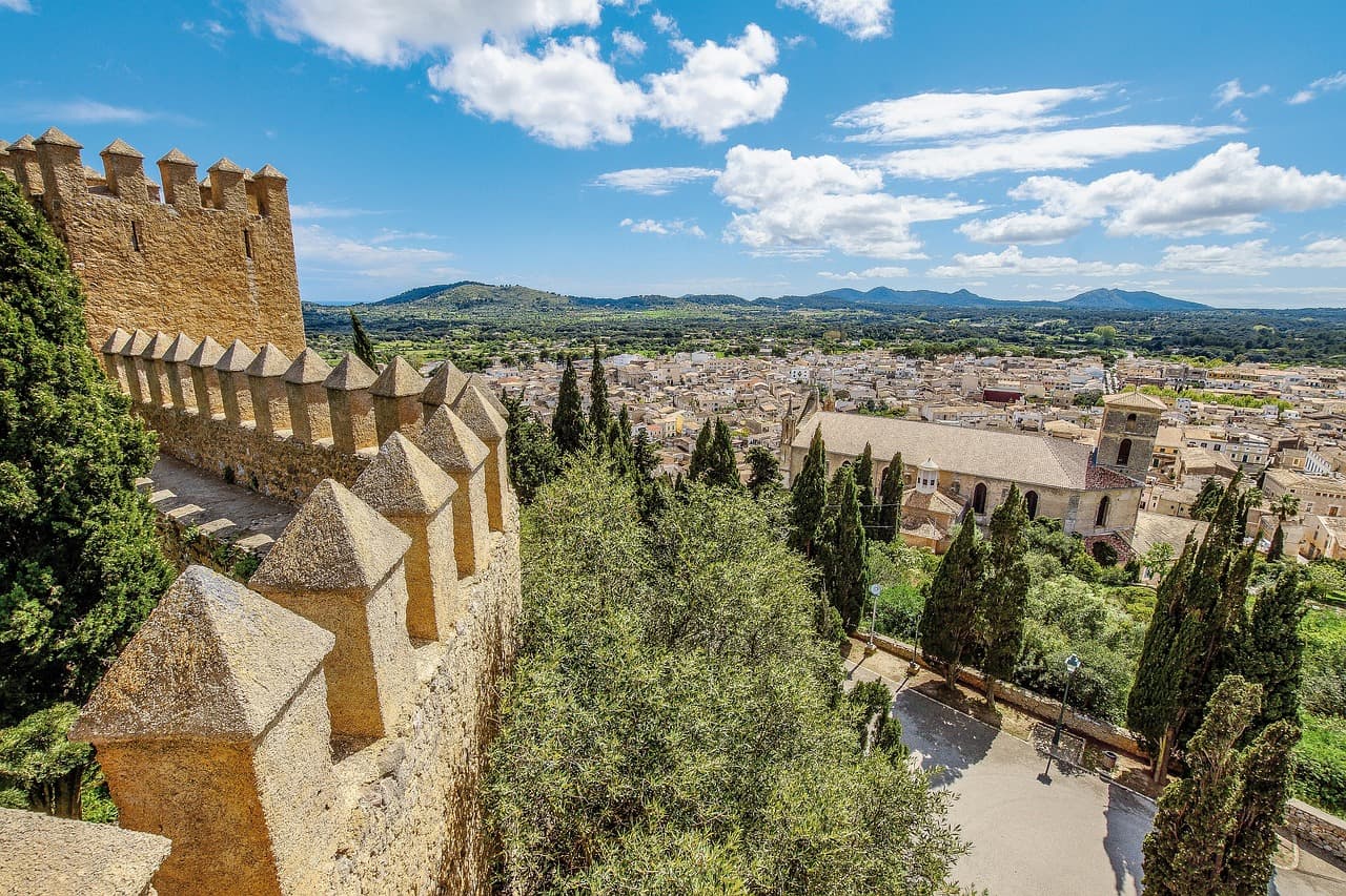 Casas del centro histórico de un pueblo, en el chat de Artà