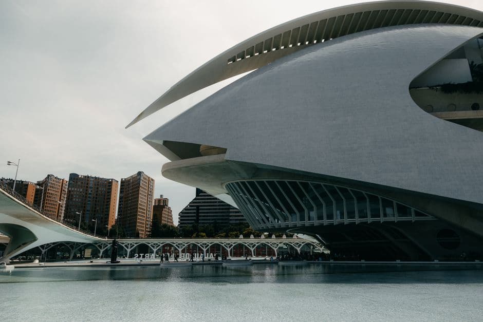 Arquitectura moderna en la Ciudad de las Artes y las Ciencias, en la sala de chat de Nàquera/Náquera
