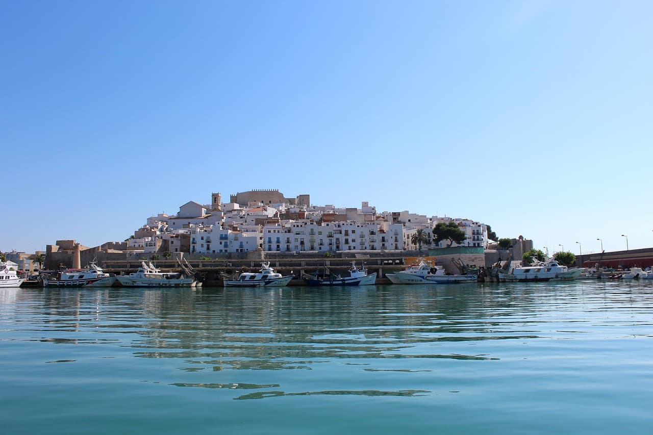 Un castillo junto al mar en una ciudad costera, en el chat de Moncofa