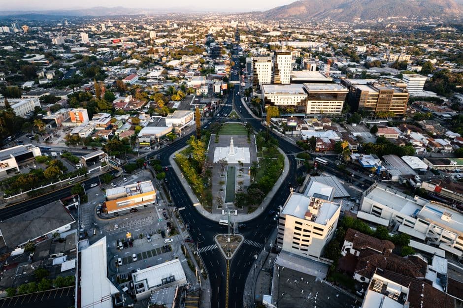 Vista aérea de monumento en San Salvador, en la sala de chat de El Salvador