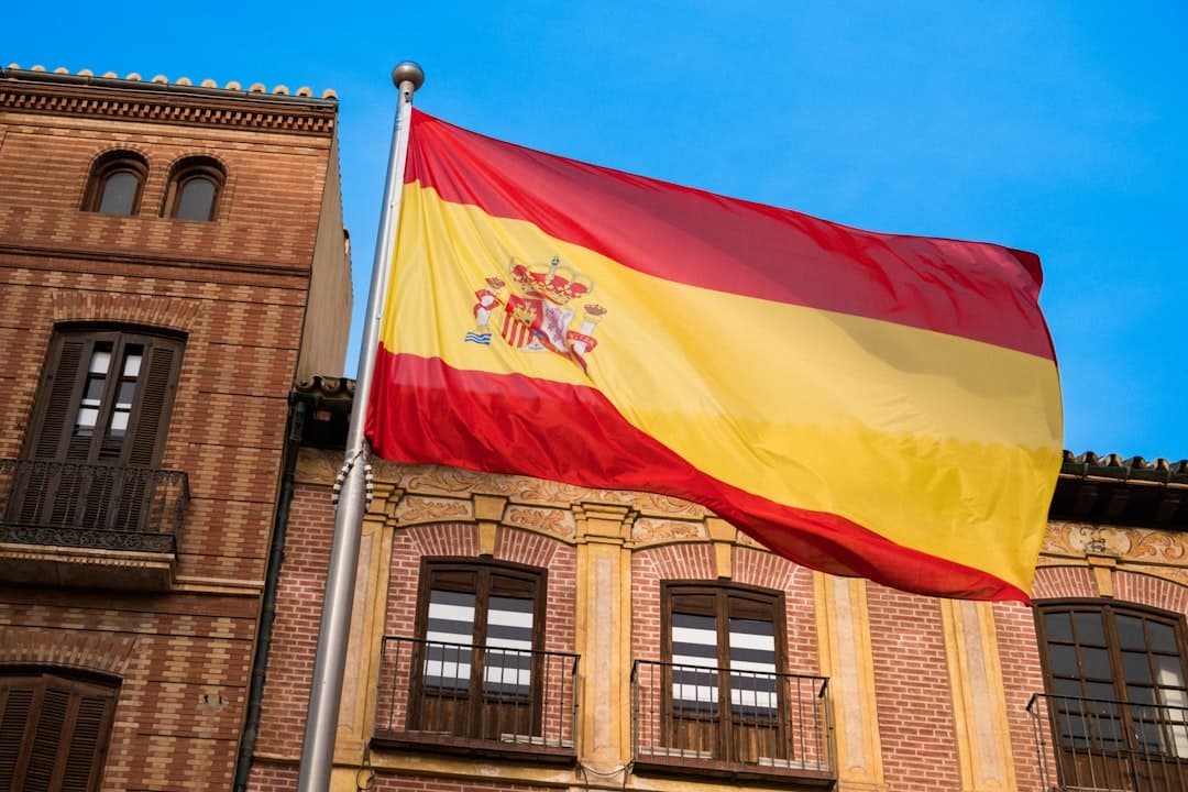 Bandera ondeando frente a un edificio, en la sala de chat de Gelida