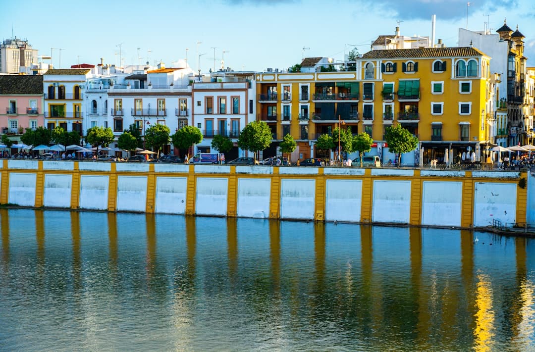 Agua y edificios al fondo, en la sala de chat de Sant Esteve Sesrovires