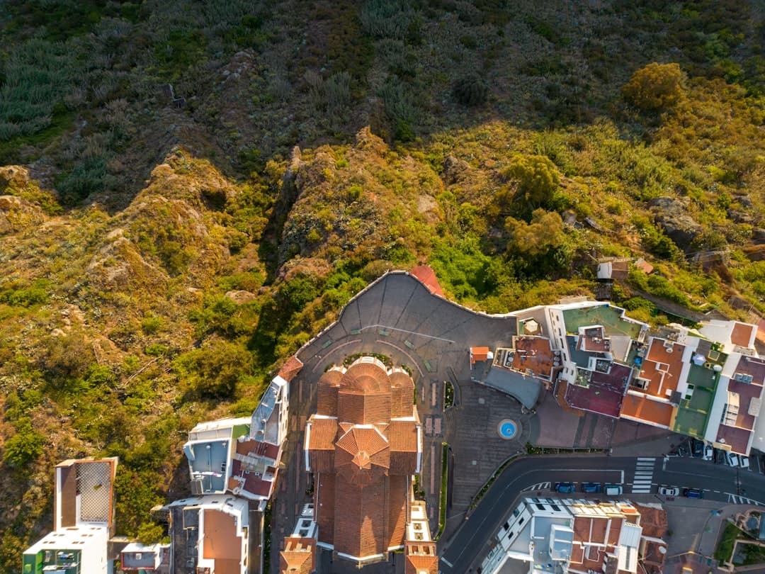 Vista aérea de una ciudad rodeada de montañas, en la sala de chat de Moya