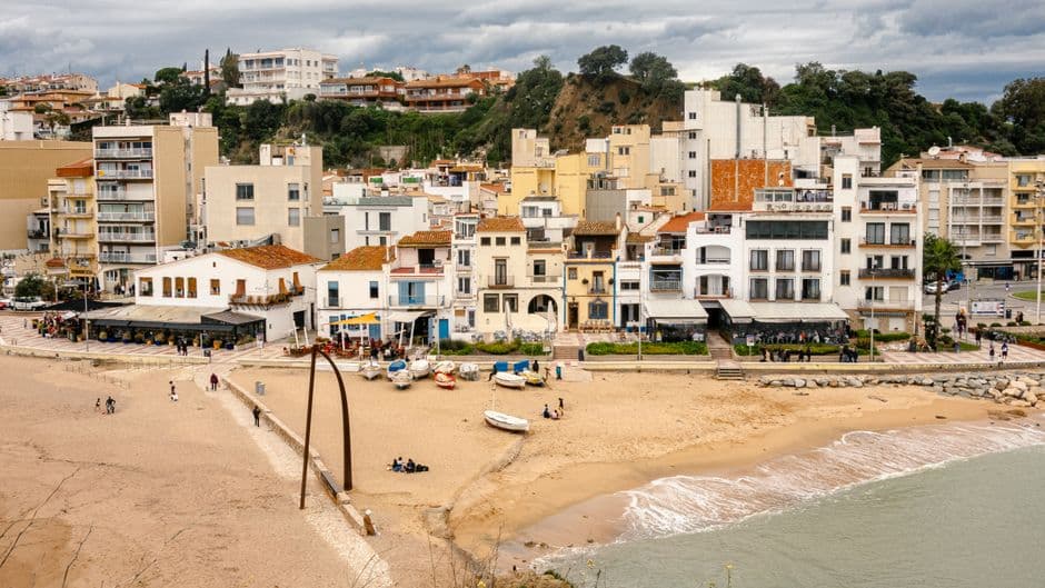 Vista aérea de playa y monumento en Blanes, en la sala de chat de Blanes