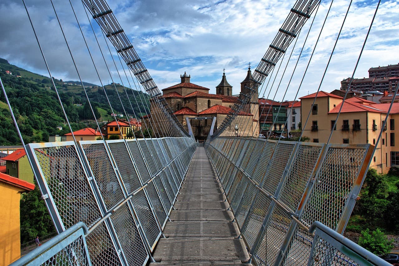 Paisaje de Asturias con un puente y una iglesia, en la sala de chat de Langreo