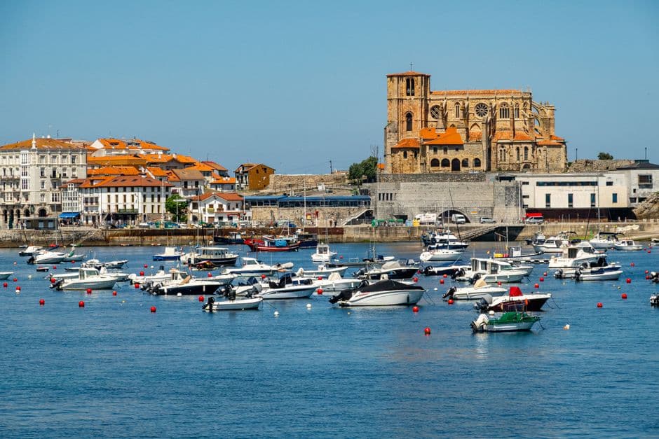 Vista del puerto y la iglesia de Castro-Urdiales, en el chat de Castro-Urdiales