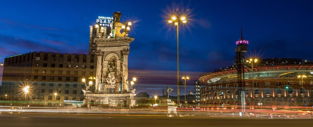 Plaza iluminada de noche, en la sala de chat de Camargo