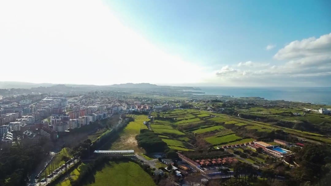 Vista aérea de una ciudad junto a un cuerpo de agua, en el chat de Camargo