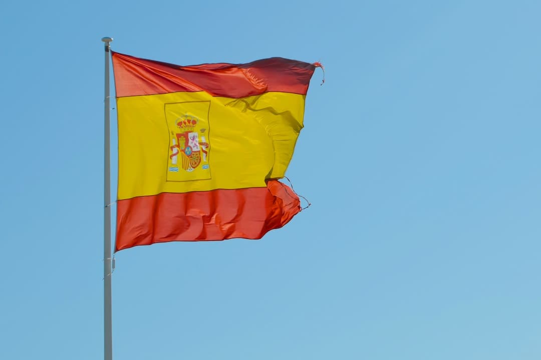 Bandera amarilla y roja ondeando en el cielo azul, en la sala de chat de Xàbia/Jávea
