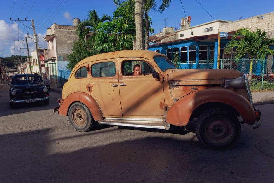 Una persona conduce un Volkswagen Beetle oxidado, en la sala de chat de Cuba