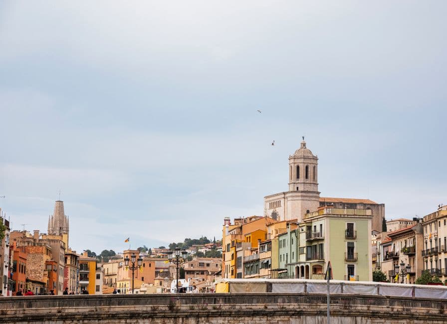 Ciudad antigua bajo un cielo nublado, en el chat de Sant Feliu de Guíxols