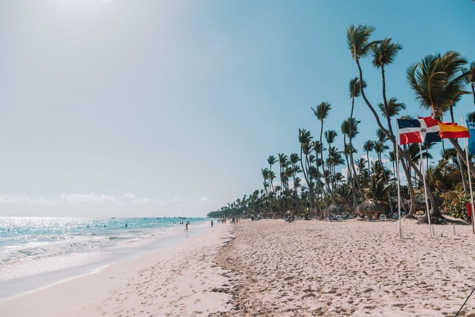 Costa soleada bajo cielo azul, en la sala de chat de República Dominicana