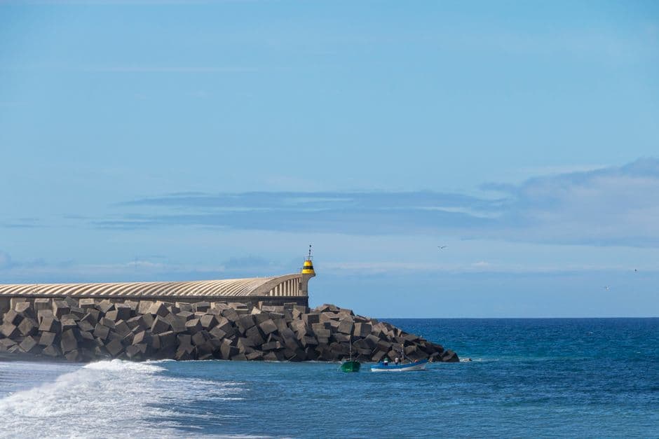 Rompeolas con vistas al océano, en el chat de Castrillón