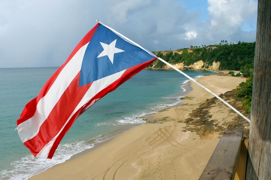 Bandera roja y blanca en la playa, en la sala de chat de Puerto Rico