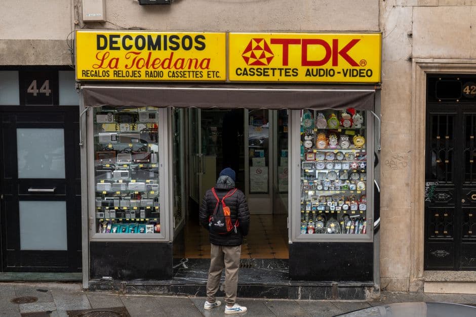 Fachada antigua de una tienda en Madrid con letreros y vitrinas, en el chat de Teo