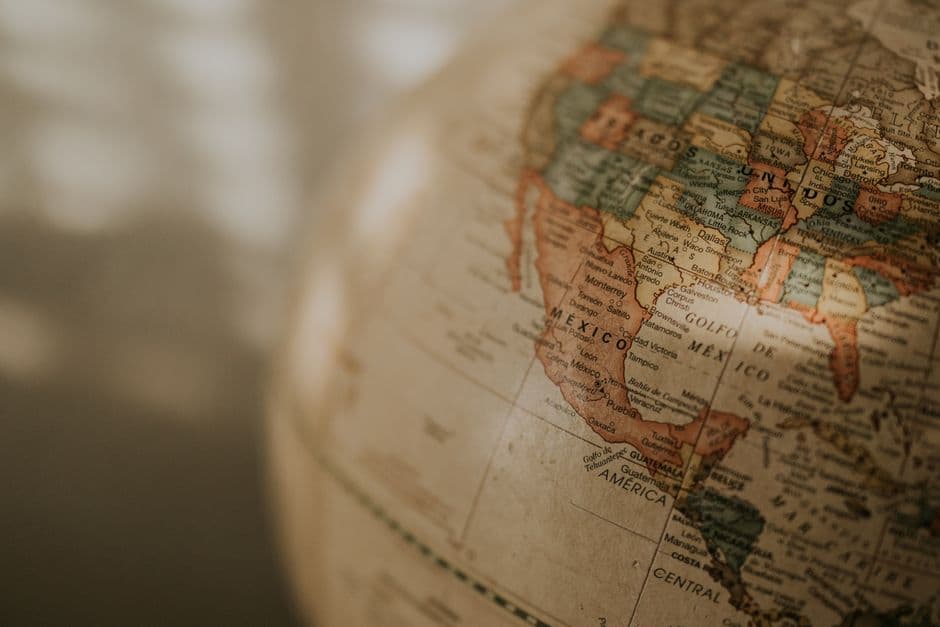 Globo terráqueo en primer plano, en la sala de chat de Estados Unidos