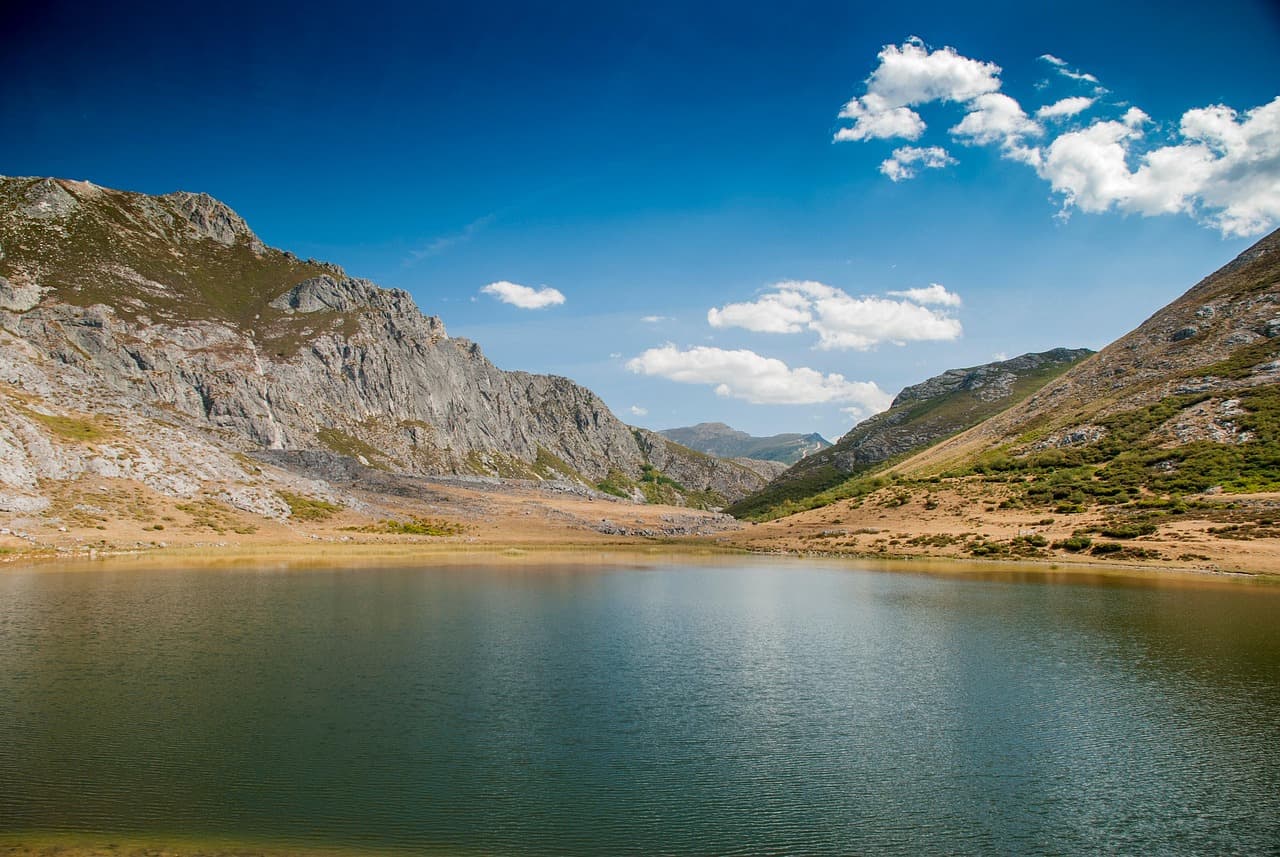 Laguna Isoba entre montañas y cielo azul, León, España, en el chat de Villaquilambre