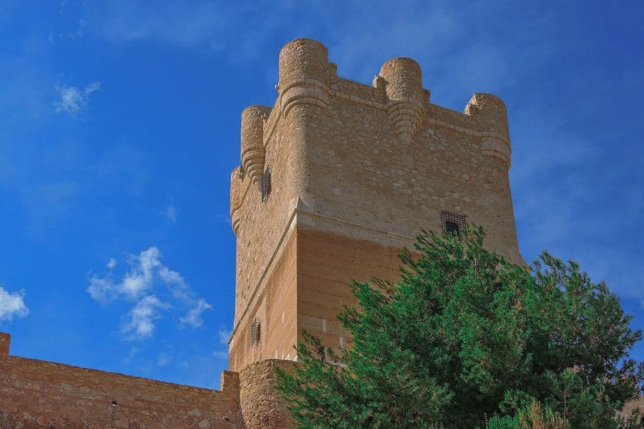 Torre de castillo de Villena bajo cielo azul, en el chat de Huércal de Almería