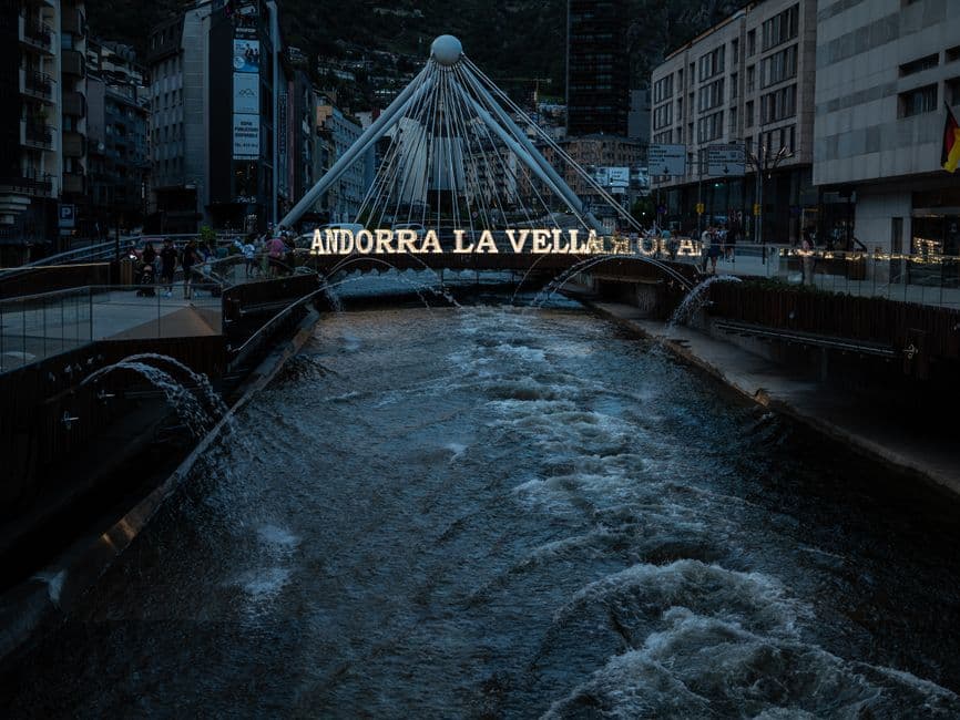 Letrero de Andorra la Vella de noche, en la sala de chat de Andorra