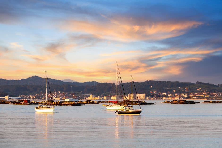 Veleros anclados en un puerto al atardecer, en la sala de chat de El Astillero