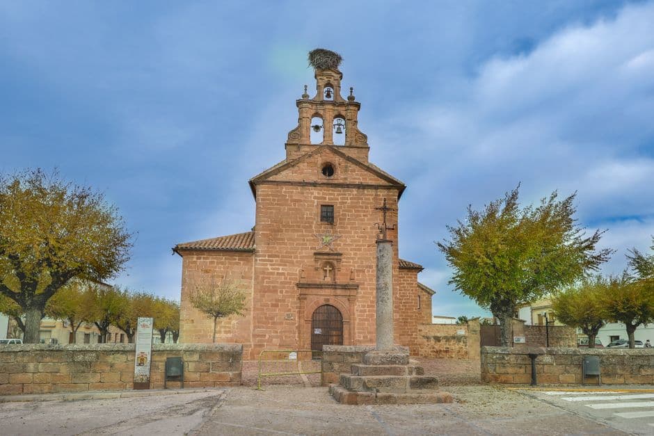 Iglesia histórica de piedra, en el chat de Villanueva del Pardillo