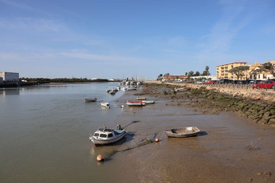 Barcas amarradas en un pintoresco río, en la sala de chat de Puerto Lumbreras