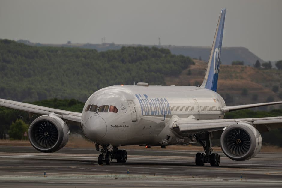 Un avión grande en la pista de un aeropuerto, en el chat de Tui